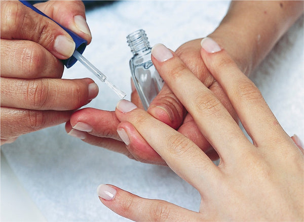 ¿Por qué debería usar una capa base para tus uñas?
