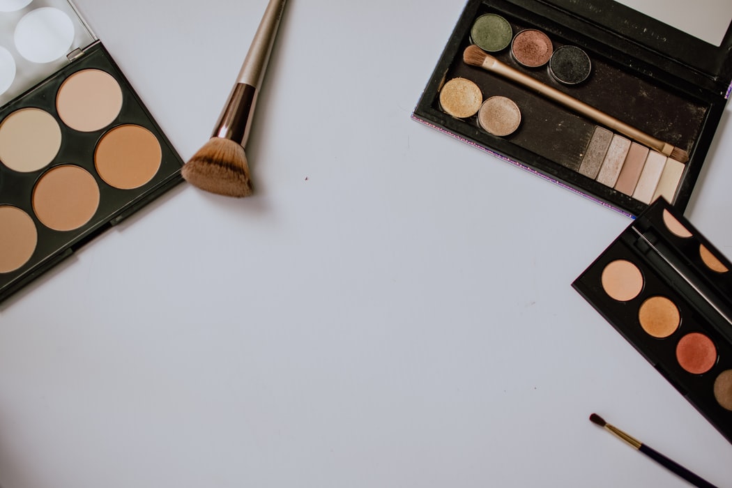 ¿Cómo contornear e iluminar tu rostro para un maquillaje natural?