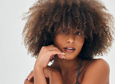 ¿Cómo puedes darle volúmen a tu cabello rizado?