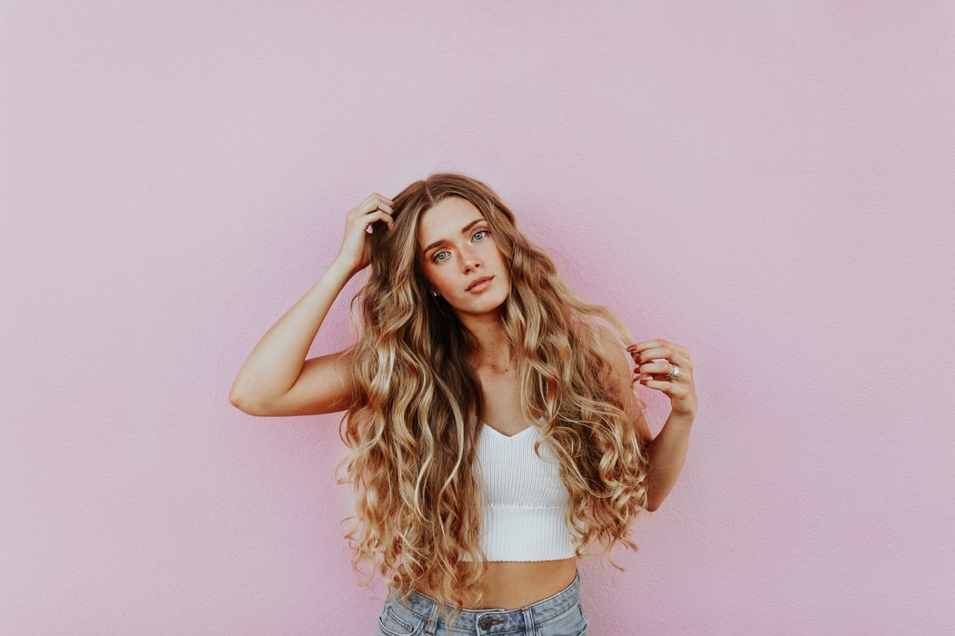 ¿Cómo eliminar el frizz de tu cabello?