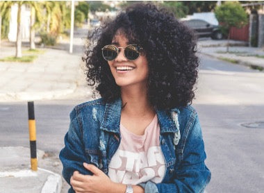 Cómo domar el cabello encrespado de 5 maneras efectivas